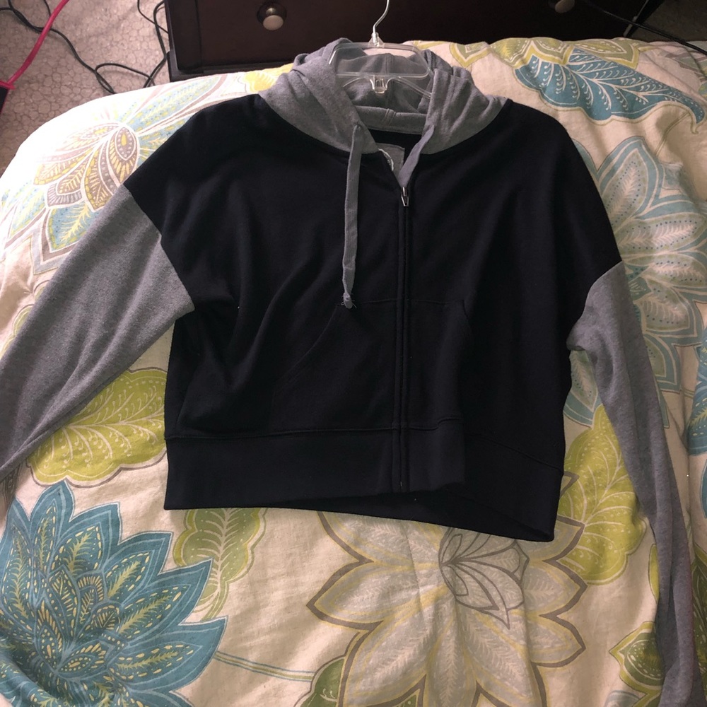 size large Black & Gray zip up crop hoodie!! 🖤